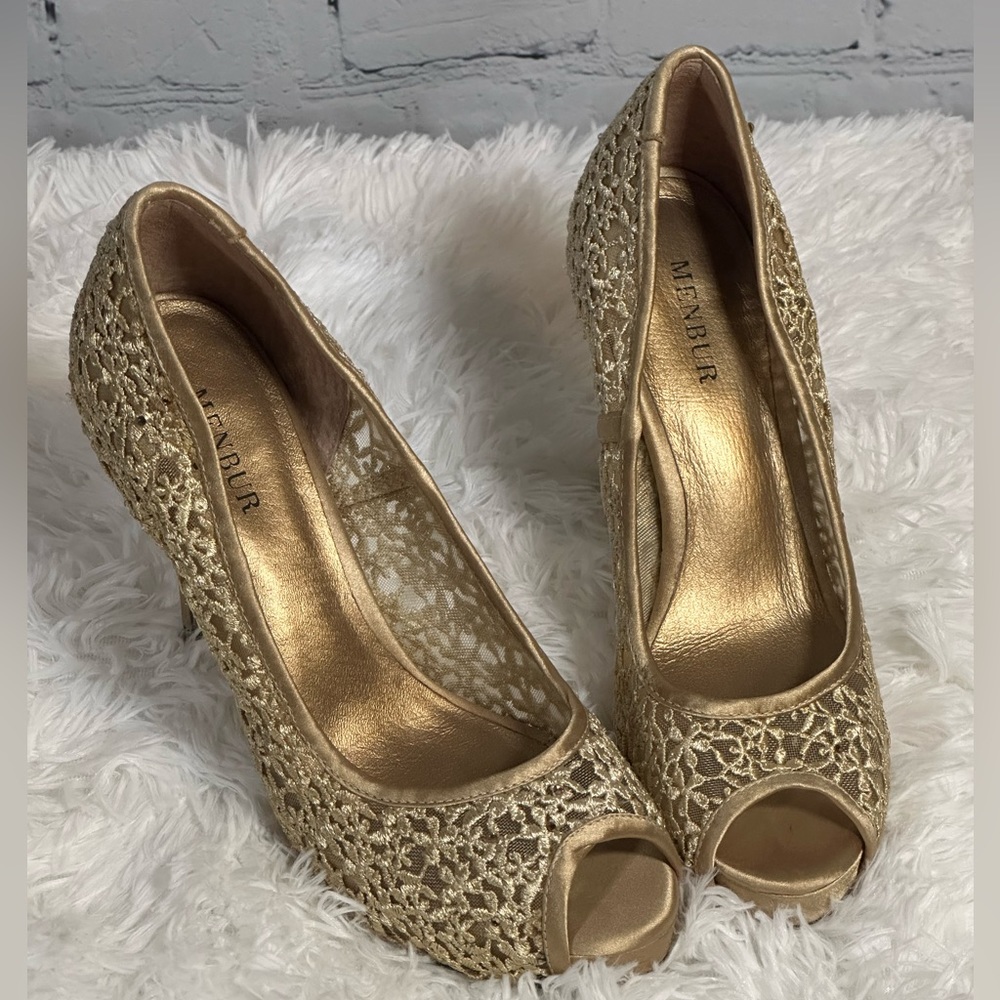 Beautiful Lacy Gold Heels